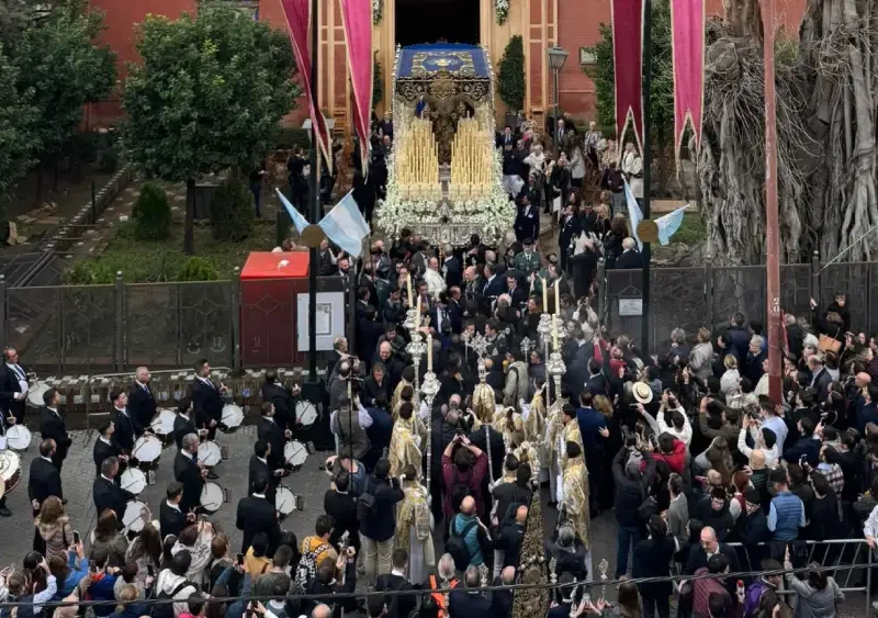 La Virgen de la Estrella saliendo de San Jacinto. Hermandad de la Estrella