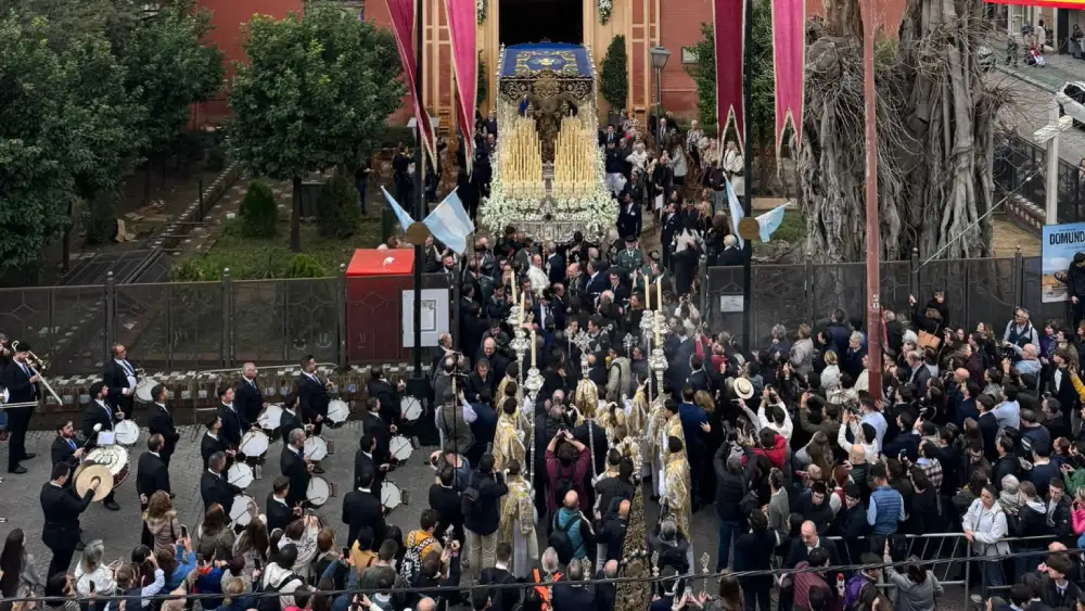 La Virgen de la Estrella saliendo de San Jacinto. Hermandad de la Estrella