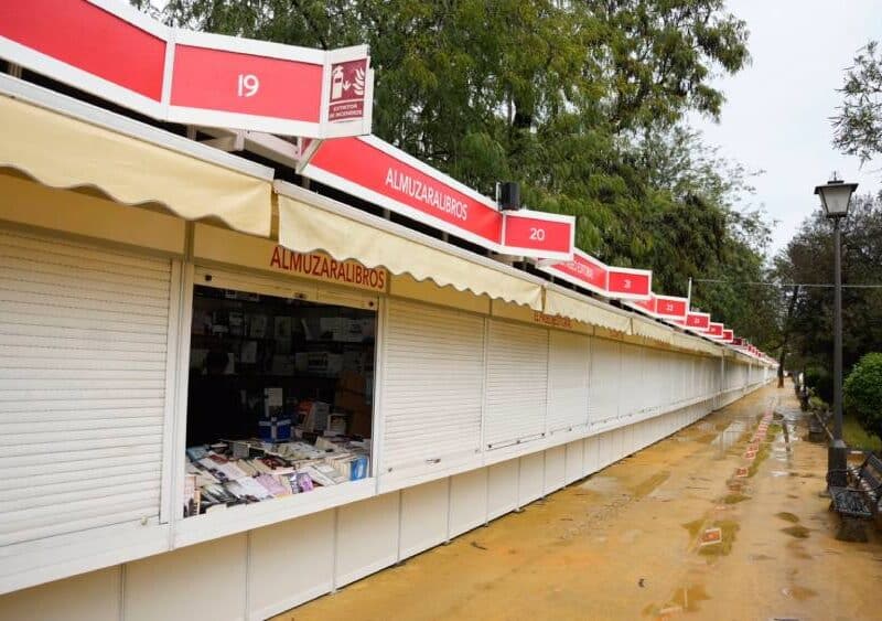 Imagen de las casetas de la Feria del Libro este jueves - JOAQUÍN CORCHERO/EUROPA PRESS