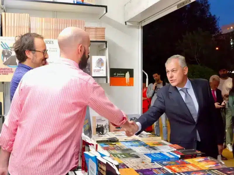 El alcalde en la Feria del Libro de Sevilla 2024. SA