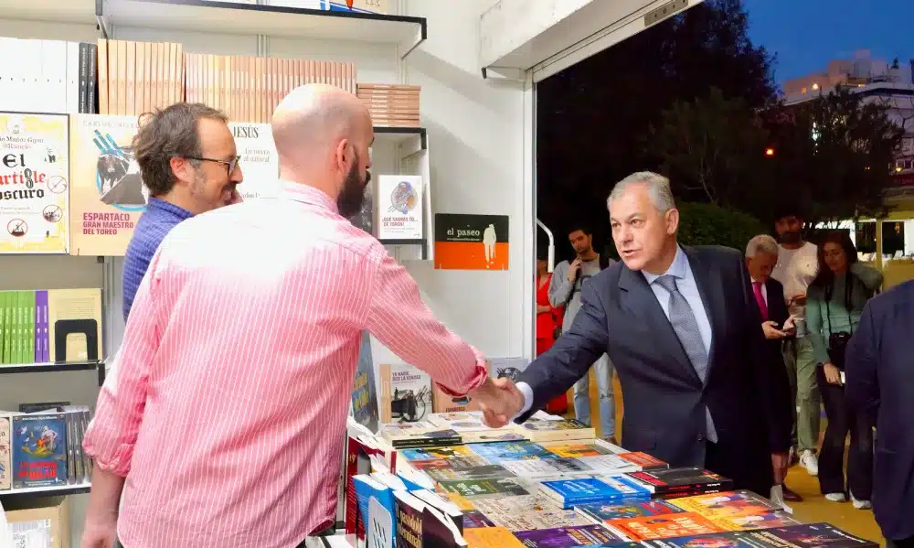 El alcalde en la Feria del Libro de Sevilla 2024. SA