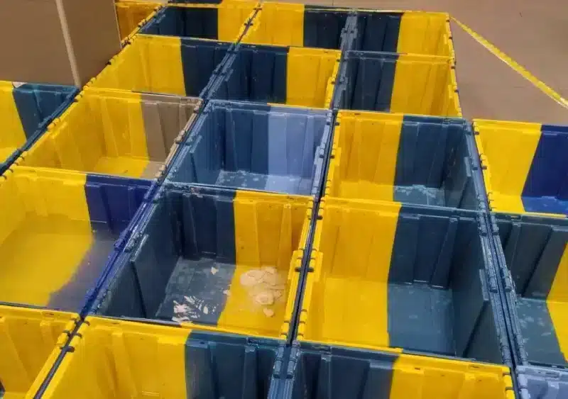 Cajas llenas de agua por las goteras en la unidad de reparto de Correos de San Benito en Sevilla. - CGT