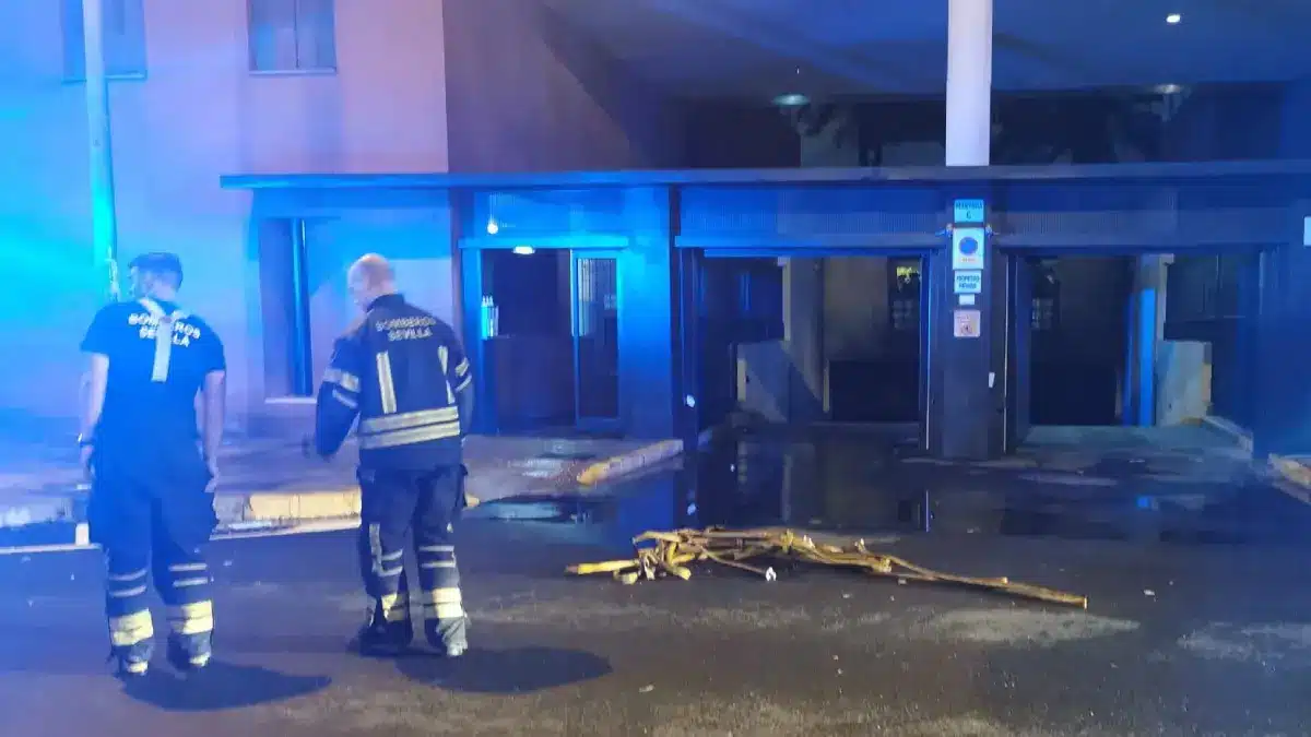 Bomberos actuando en la extinción del incendio en el aparcamiento subterráneo de Pino Montano / Emergencias Sevilla