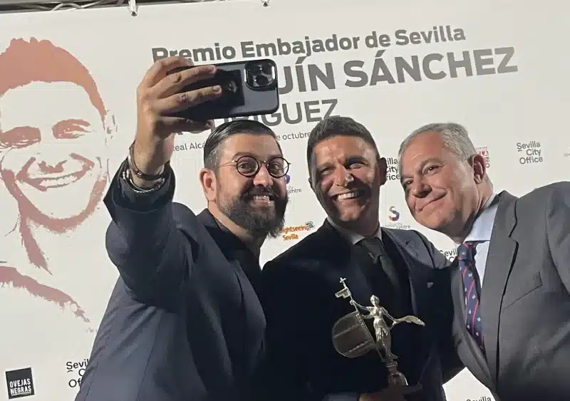 El alcalde de Sevilla, José Luis Sanz, ha entregado al ex futbolista del Betis Joaquín Sánchez el reconocimiento de "Embajador de Sevilla" - AYUNTAMIENTO DE SEVILLA