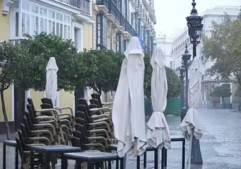 Veladores recogidos durante la intensa lluvia. Imagen de archivo. - Joaquin Corchero - Europa Press