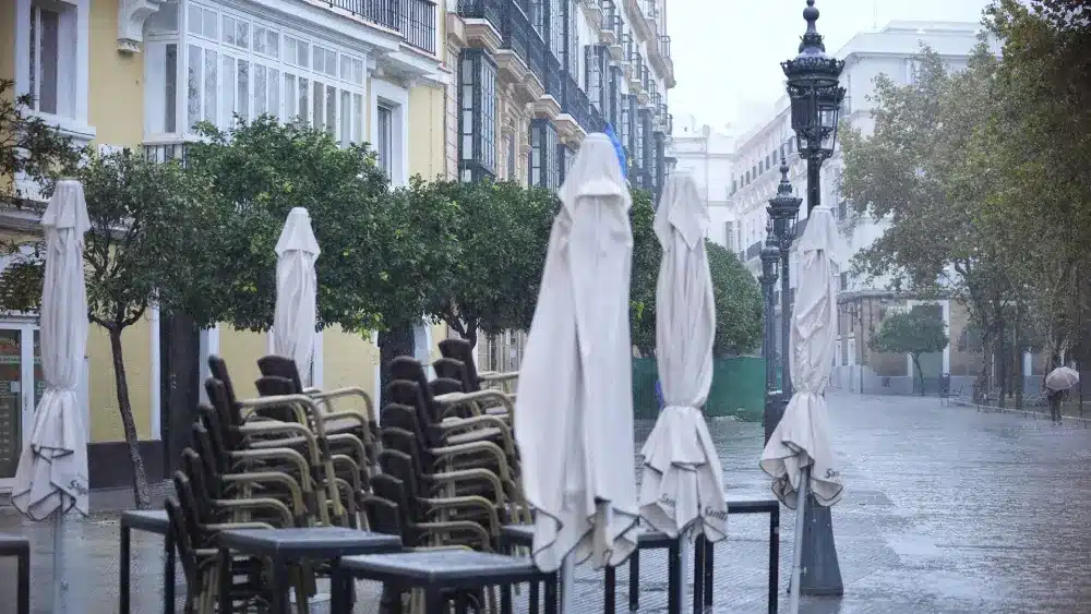 Veladores recogidos durante la intensa lluvia. Imagen de archivo. - Joaquin Corchero - Europa Press