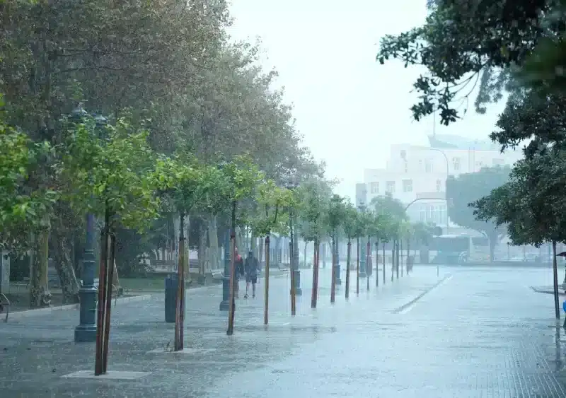 Una calle vacía bajo la intensa lluvia. A 11 de octubre de 2024, en Cádiz (Andalucía, España). - Joaquin Corchero - Europa Press