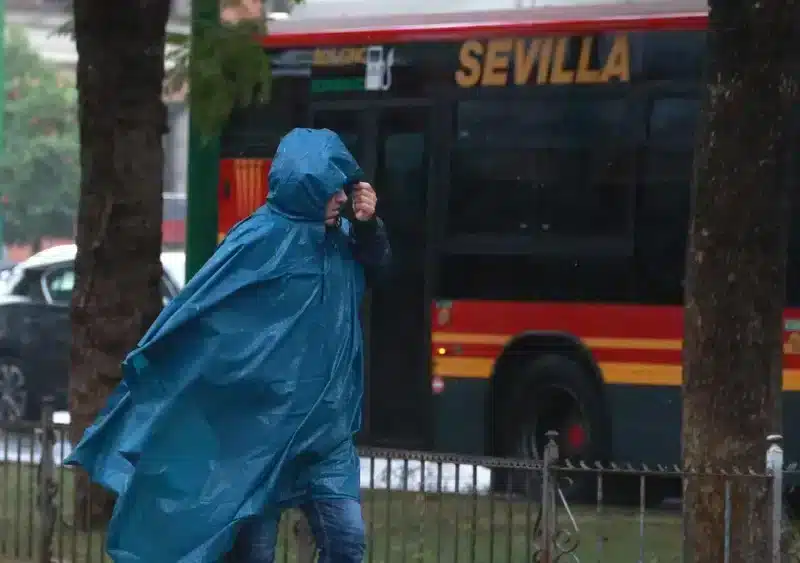 Archivo - Una persona se protege de la lluvia con su impermeable. Imagen de archivo. - Rocío Ruz - Europa Press - Archivo