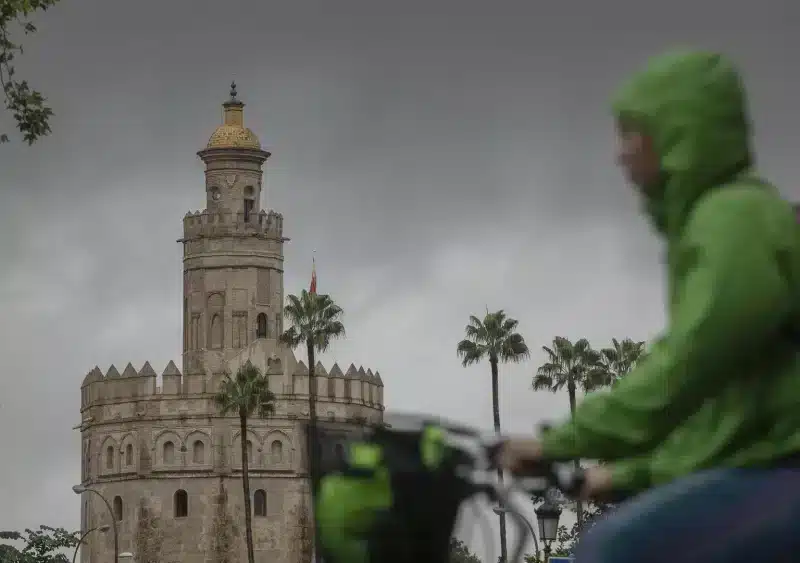 Archivo - La Torre del Oro durante una jornada de lluvia. - María José López - Europa Press - Archivo