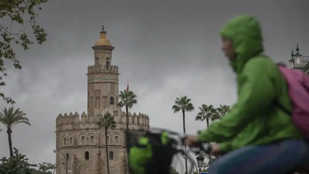Archivo - La Torre del Oro durante una jornada de lluvia. - María José López - Europa Press - Archivo