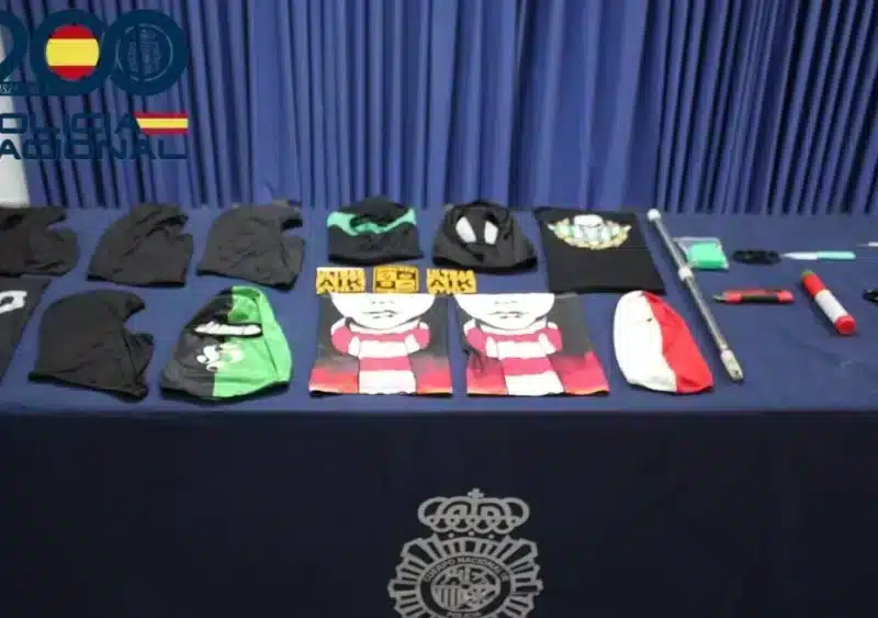 Muestra de los materiales intervenidos a los ultras - POLICÍA NACIONAL