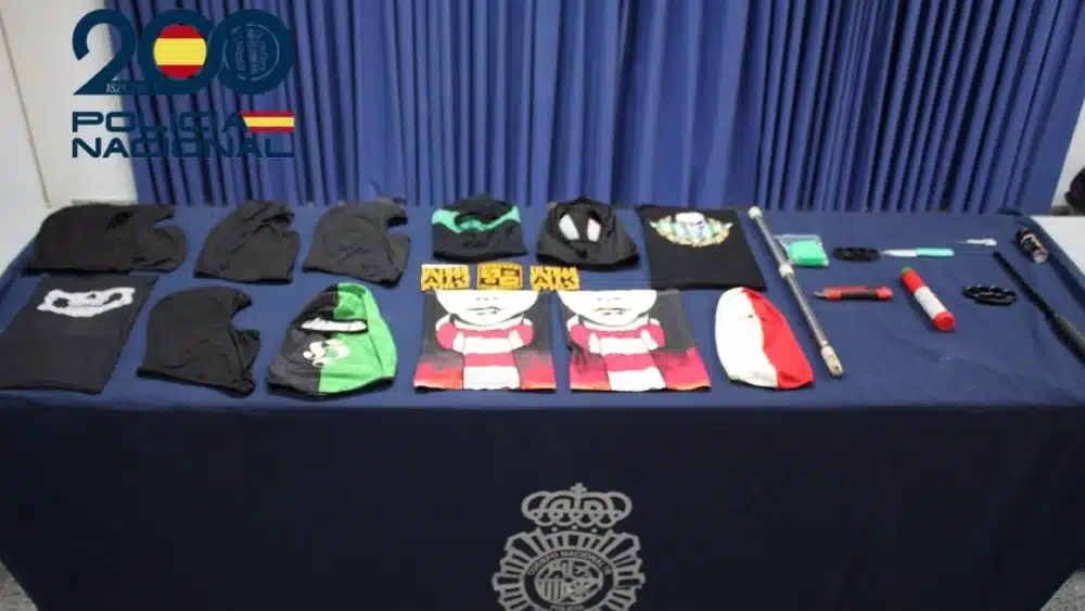 Muestra de los materiales intervenidos a los ultras - POLICÍA NACIONAL