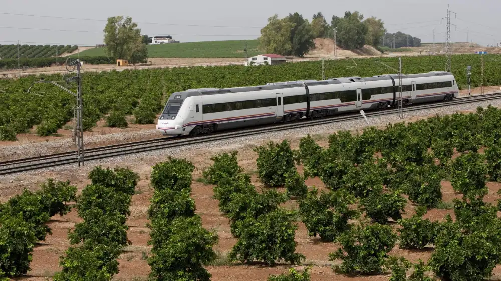 Archivo - Tren de Media Distancia. - RENFE - Archivo