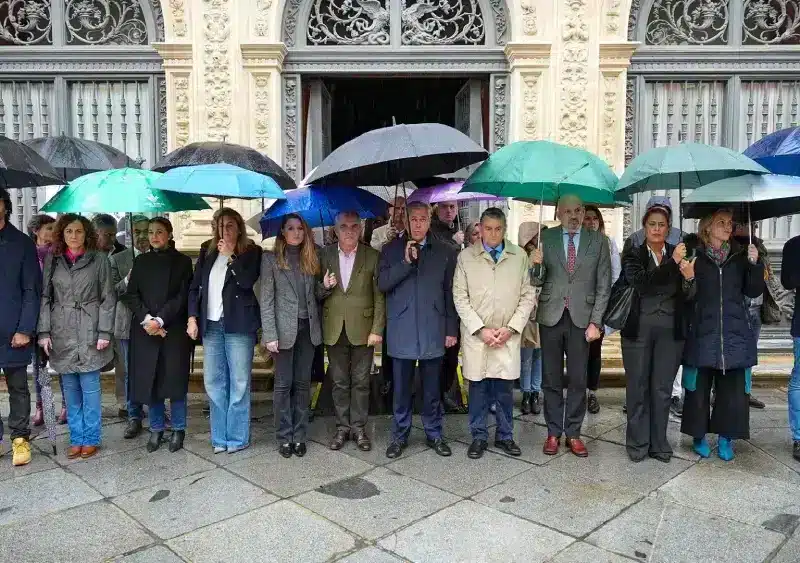 Minuto de silencio en el Ayuntamiento de Sevilla por las víctimas de la DANA en Valencia. - FRANCISCO J.OLMO - EUROPA PRESS