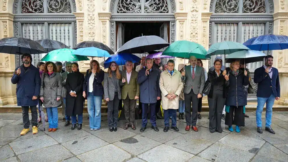 Minuto de silencio en el Ayuntamiento de Sevilla por las víctimas de la DANA en Valencia. - FRANCISCO J.OLMO - EUROPA PRESS