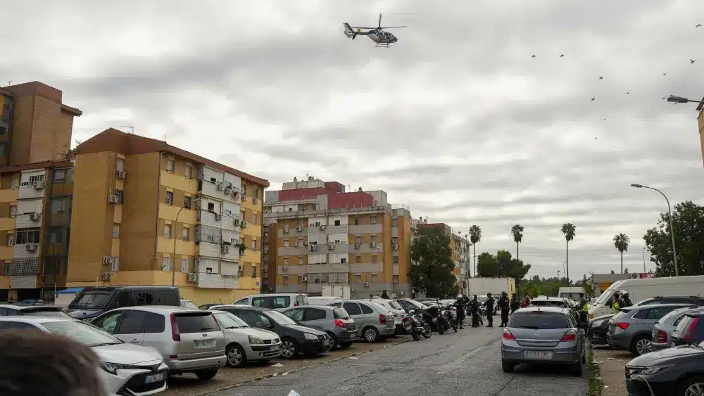 Imágenes de la operación policíal contra el narcotráfico en el barrio sevillano de las Tres Mil Viviendas, realizada el pasado 18 de octubre. - Francisco J. Olmo - Europa Press