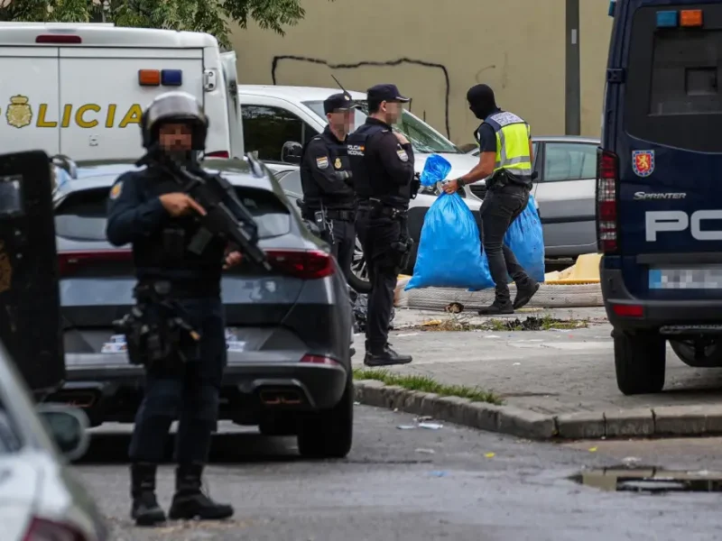 Efectivos de la Policía Nacional desplegados en el Polígono Sur. - María José López - Europa Press