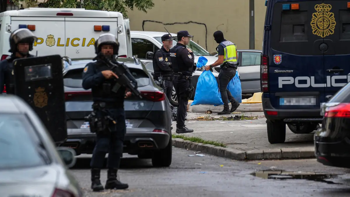 Efectivos de la Policía Nacional desplegados en el Polígono Sur. - María José López - Europa Press