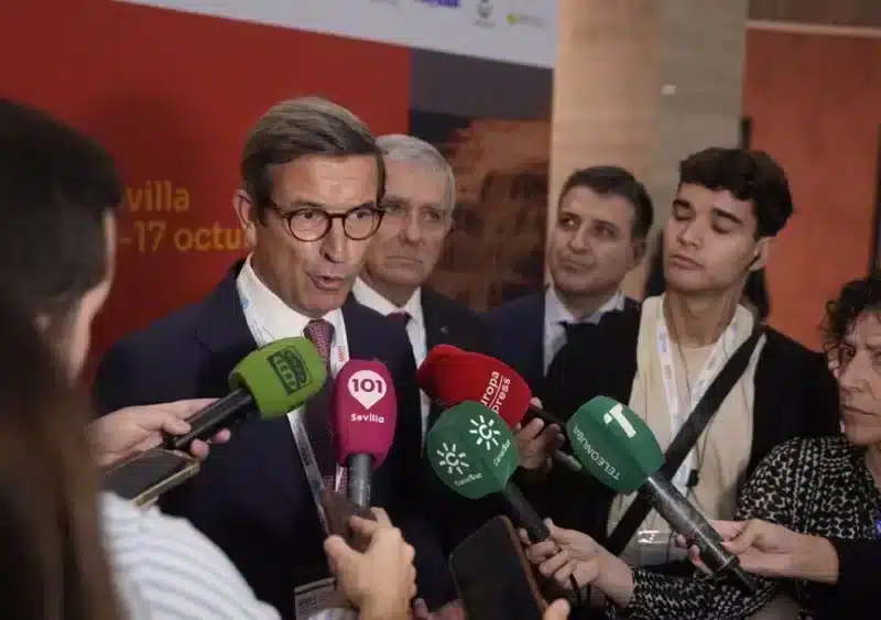 Paradela atiende a la prensa en el Salón Internacional de la Minería - JOAQUÍN CORCHERO/EUROPA PRESS