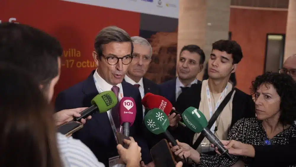 Paradela atiende a la prensa en el Salón Internacional de la Minería - JOAQUÍN CORCHERO/EUROPA PRESS