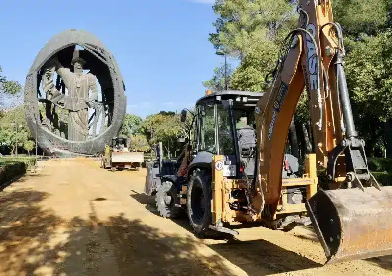 Labores de renovación de los caminos de albero del Parque San Jerónimo, con la escultura de Colón al fondo. - AYTO.DE SEVILLA