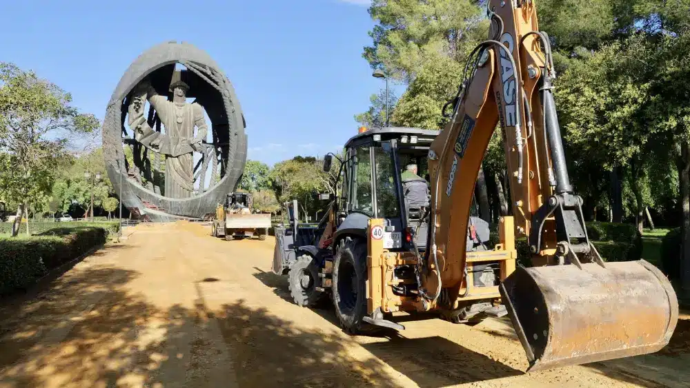 Labores de renovación de los caminos de albero del Parque San Jerónimo, con la escultura de Colón al fondo. - AYTO.DE SEVILLA