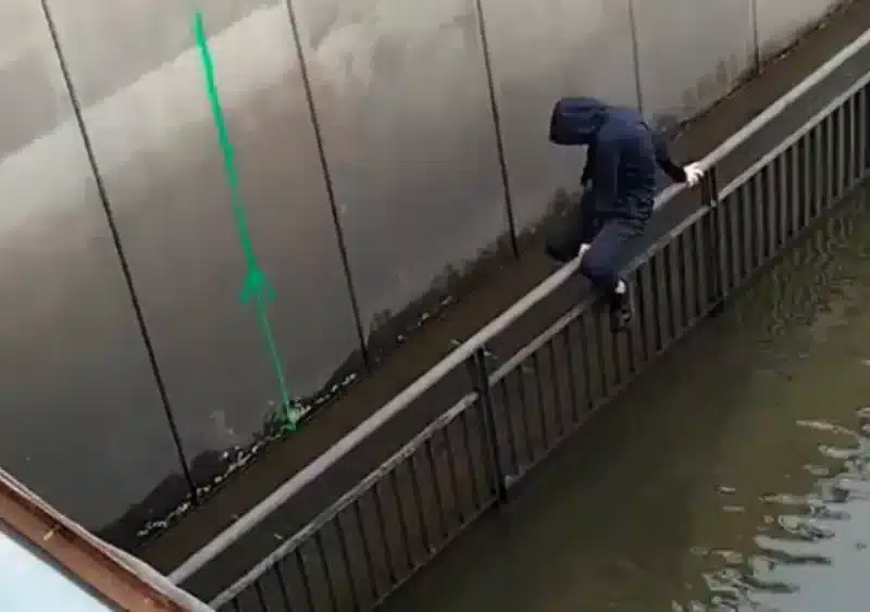 Imagen del paso subterráneo de la a-92 en Torreblanca hace días. @Sevillasucia