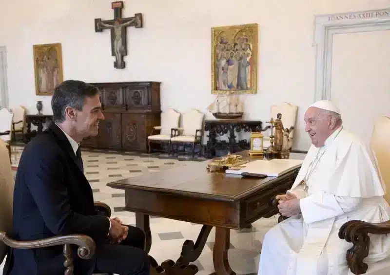 El presidente del Gobierno, Pedro Sánchez (i), es recibido en audiencia por el Papa Francisco (d), en la Biblioteca Apostólica del Vaticano. - VATICAN MEDIA / EUROPA PRESS