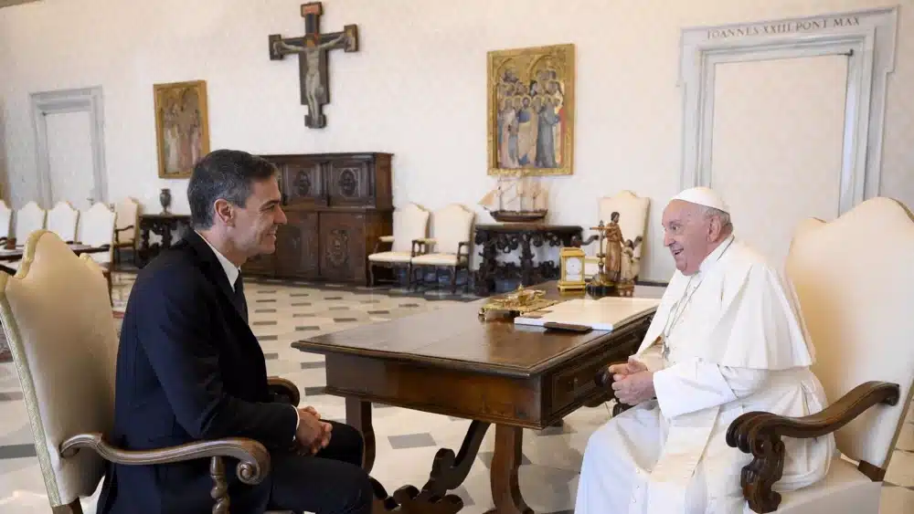El presidente del Gobierno, Pedro Sánchez (i), es recibido en audiencia por el Papa Francisco (d), en la Biblioteca Apostólica del Vaticano. - VATICAN MEDIA / EUROPA PRESS