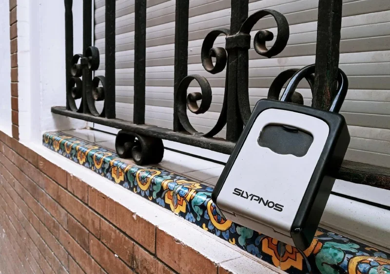 Archivo - Un candado con las llaves de un piso turístico. - EUROPA PRESS - Archivo