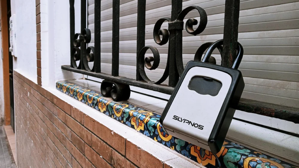 Archivo - Un candado con las llaves de un piso turístico. - EUROPA PRESS - Archivo