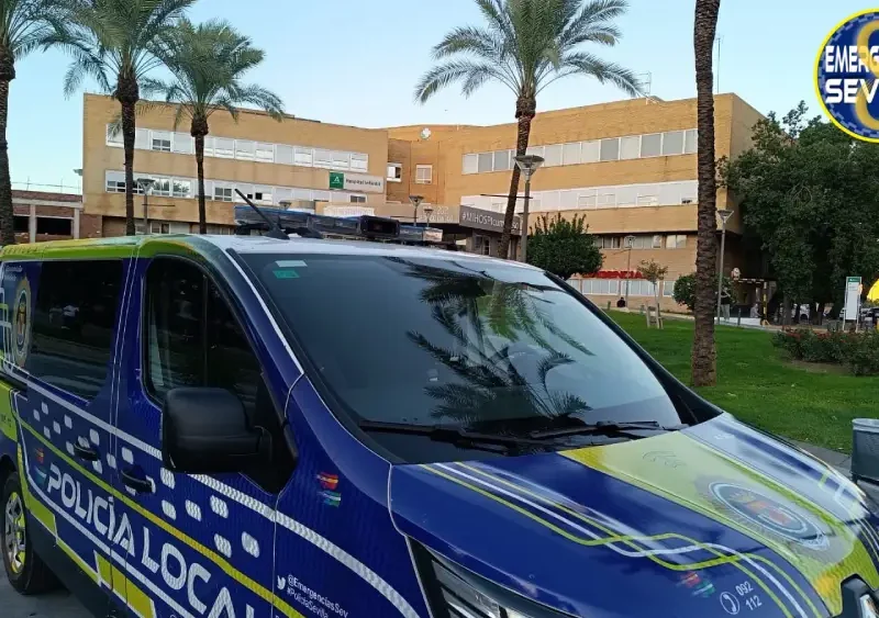 Policía Local de Sevilla frente al Virgen del Rocío. @emergenciassevilla