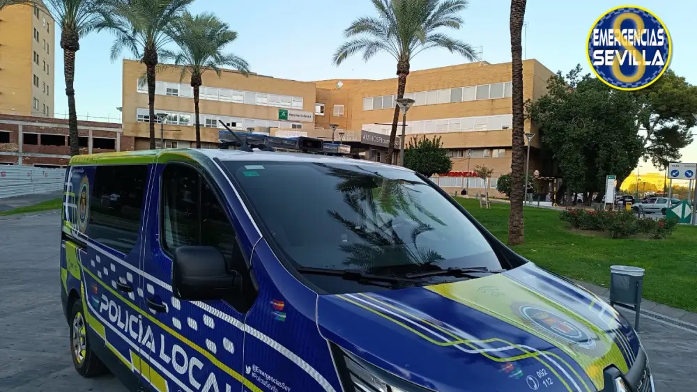 Policía Local de Sevilla frente al Virgen del Rocío. @emergenciassevilla