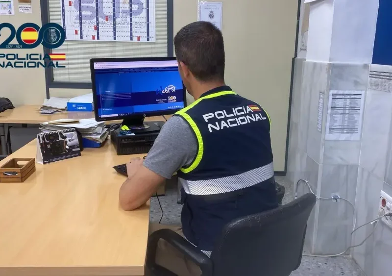 Archivo - Agente de la Policía Nacional frente a un ordenador. - POLICÍA NACIONAL - Archivo