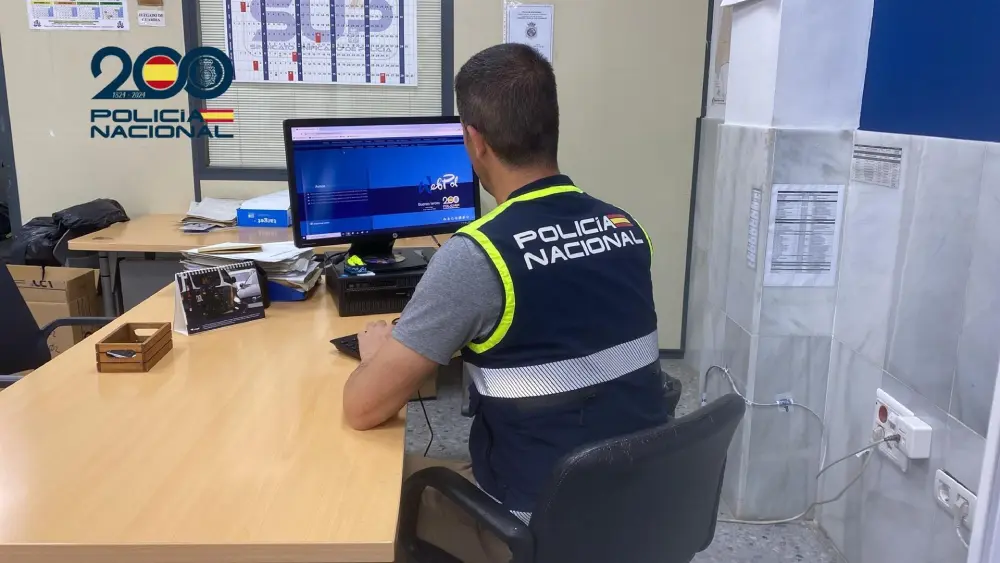 Archivo - Agente de la Policía Nacional frente a un ordenador. - POLICÍA NACIONAL - Archivo