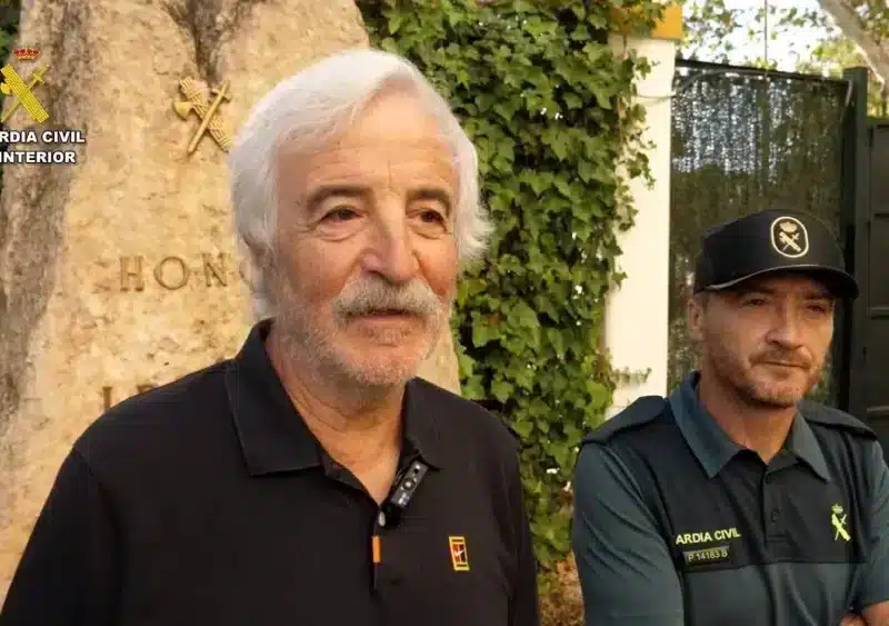 Imagen de los agentes con el peregrino rescatado en Almadén - GUARDIA CIVIL