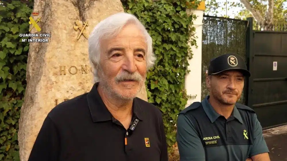 Imagen de los agentes con el peregrino rescatado en Almadén - GUARDIA CIVIL