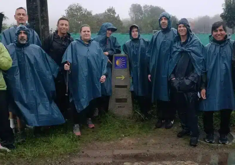 Grupo de internos y voluntarios en un tramo del Camino de Santiago, en una acción promovida por Instituciones Penitenciarias. - ARCHISEVILLA