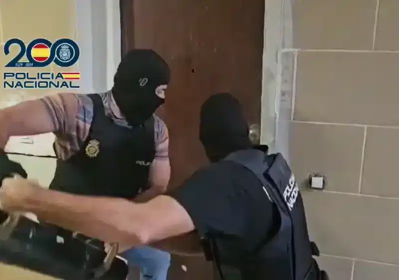 Dos agentes de policía nacional en el registro de una vivienda en el Polígono Sur. PN