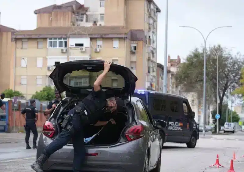 Imagen de efectivos policiales en el Polígono Sur de Sevilla este miércoles por la mañana - MARÍA JOSÉ LÓPEZ/EUROPA PRESS