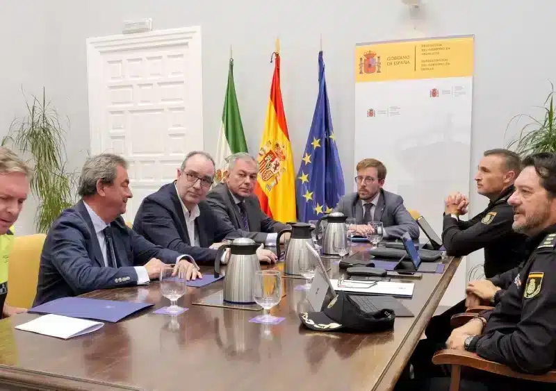 El alcalde de Sevilla, el popular José Luis Sanz, y el subdelegado del Gobierno central en Sevilla, Francisco Toscano Rodero, presiden la reunión de balance - AYUNTAMIENTO DE SEVILLA