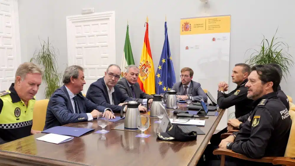El alcalde de Sevilla, el popular José Luis Sanz, y el subdelegado del Gobierno central en Sevilla, Francisco Toscano Rodero, presiden la reunión de balance - AYUNTAMIENTO DE SEVILLA