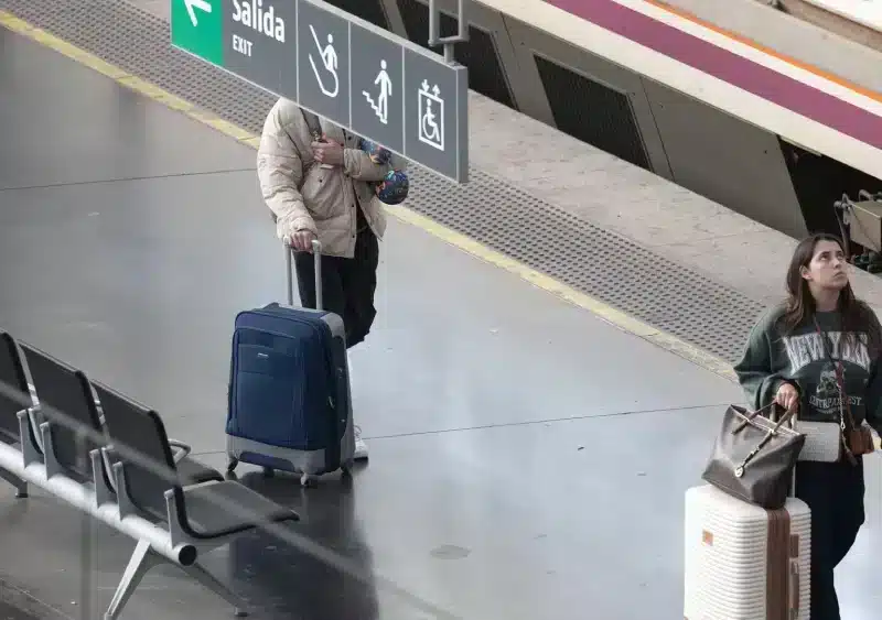 Archivo - Varias personas caminan con maletas en uno de los andenes de la estación. - Eduardo Parra - Europa Press - Archivo