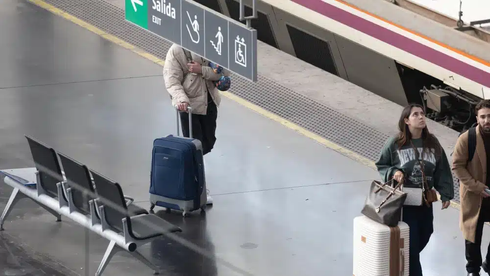 Archivo - Varias personas caminan con maletas en uno de los andenes de la estación. - Eduardo Parra - Europa Press - Archivo