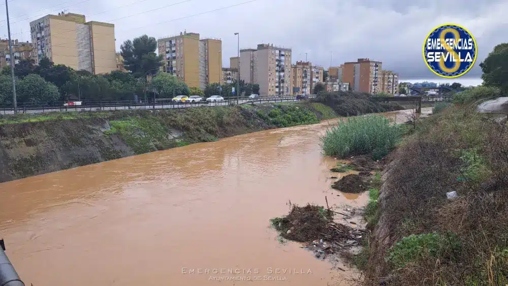 El Tamarguillo a su paso por Miraflores. Emergencias Sevilla