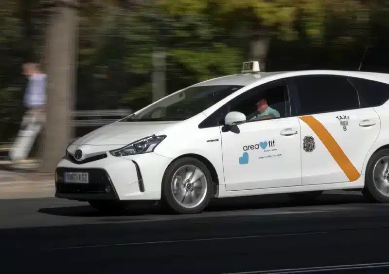 Un taxi circulando por Sevilla.- María José López/Europa Press
