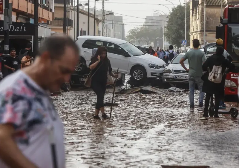 Varias personas realizan labores de limpieza tras el paso de la DANA por el barrio de La Torre de Valencia, a 30 de octubre de 2024, en Valencia, Comunidad Valenciana (España). - Rober Solsona - Europa Press