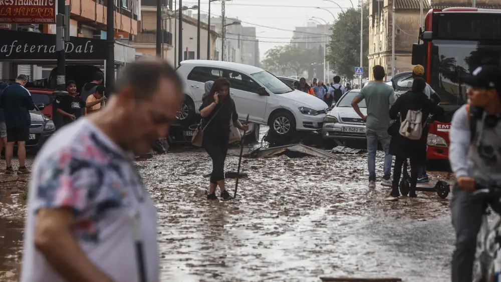 Varias personas realizan labores de limpieza tras el paso de la DANA por el barrio de La Torre de Valencia, a 30 de octubre de 2024, en Valencia, Comunidad Valenciana (España). - Rober Solsona - Europa Press