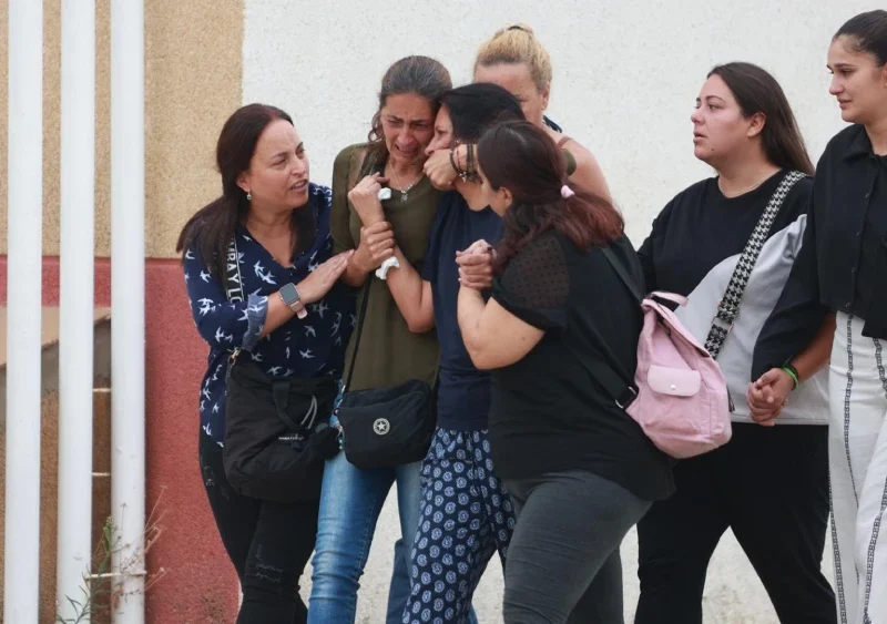 Vecinos de Guillena acuden a la capilla ardiente por la familia fallecida este domingo tras un incendio en su vivienda. - ROCÍO RUZ - EUROPA PRESS