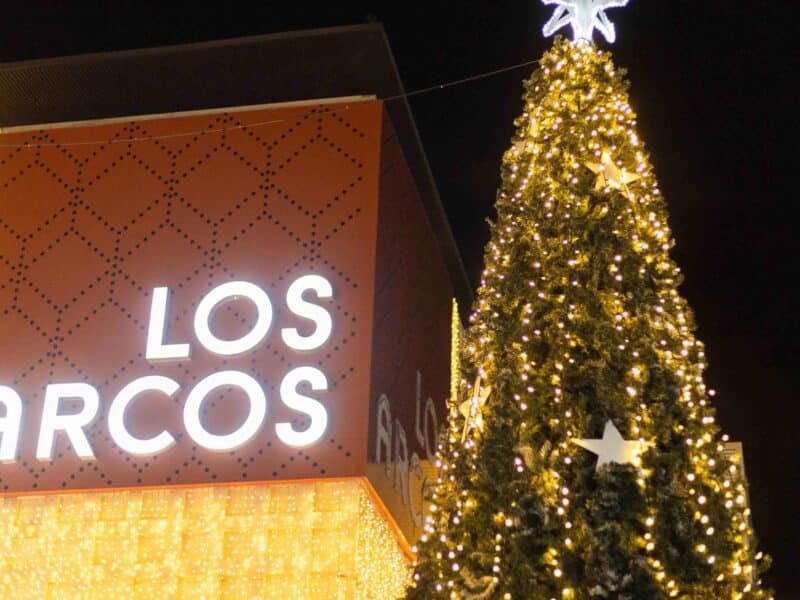 Árbol de navidad frente al centro comercial Los Arcos